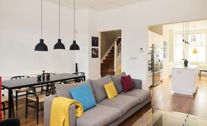 TV - The Clapham Crib (London)