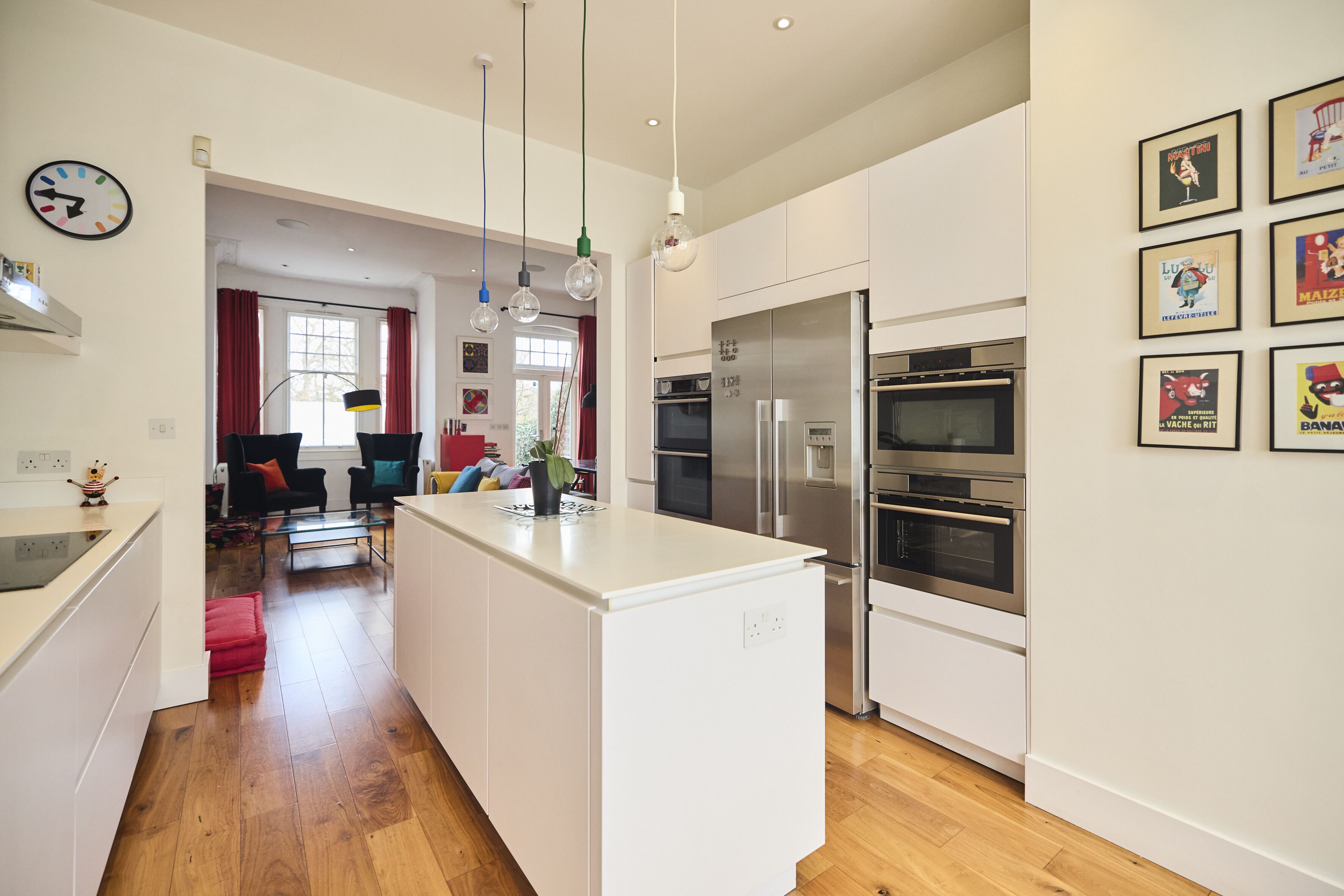 Lemari es, microwave, oven, dan mesin pencuci piring