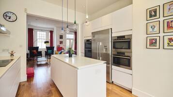 Lemari es, microwave, oven, dan mesin pencuci piring