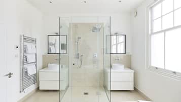 Rumah (4 Bedrooms) | Kamar mandi | Pengering rambut dan handuk