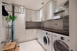 Exterior - The Clapham Crib - Spacious 4bdr House With Patio (London)