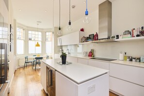 Fridge, microwave, oven, dishwasher - The Clapham Crib - Spacious 4bdr House With Patio (London)