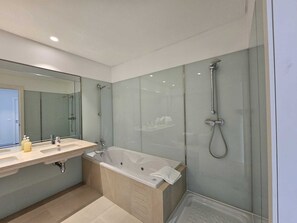 Een haardroger, een bidet, handdoeken, zeep