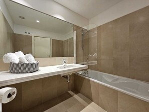 Secadora de cabello, bidet, toallas, jabón 