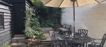 2 Bed Cottage - Sleeps 5 - Pets - Garden - Parking