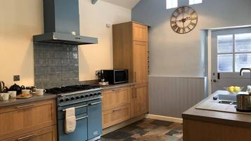 Cottage | Private kitchen | Fridge, microwave, oven, stovetop