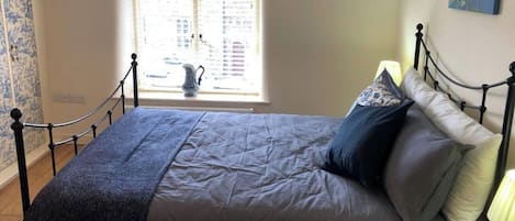 2 kamar tidur, setrika/meja setrika, Wi-Fi gratis, dan seprai linen