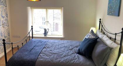 2 Bed Cottage - Sleeps 5 - Pets - Garden - Parking