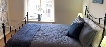 2 Bed Cottage - Sleeps 5 - Pets - Garden - Parking