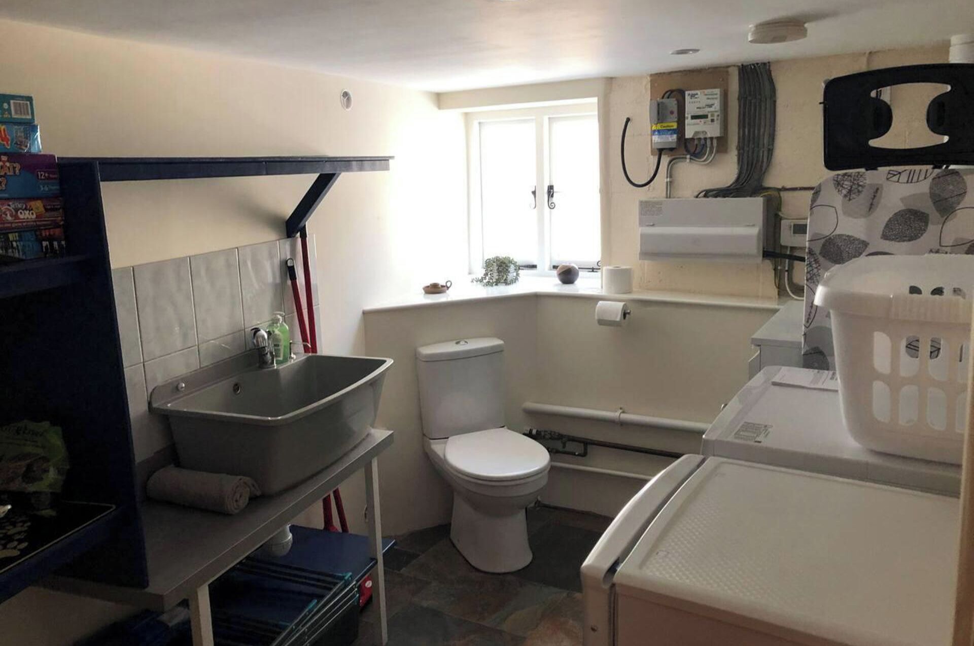 A compact bathroom with a bathtub, toilet, and sink.