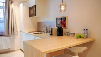 Réfrigérateur, micro-ondes, plaque de cuisson, cafetière/bouilloire