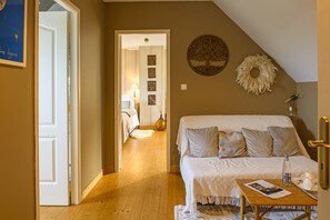 Habitación junior (1) | Ropa de cama de alta calidad y camas con efecto memoria