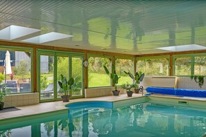 Una piscina cubierta