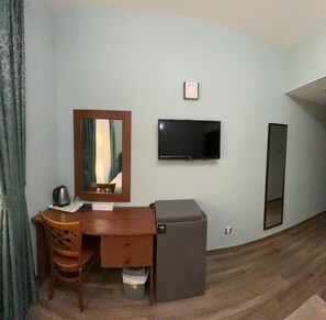 Laptopgeeigneter Arbeitsplatz, kostenloses WLAN, Bettwäsche