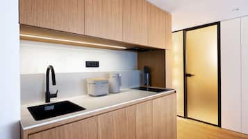 Frigorífico, microondas, placa de cocina y lavavajillas