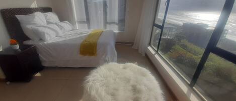 3 makuuhuonetta, tallelokero huoneessa, silitysrauta/-lauta