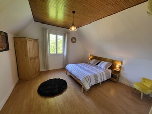 3 bedrooms, desk, iron/ironing board, travel cot - Maison de Campagne Avec Piscine (Rives)