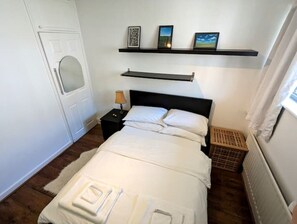 2 quartos, ferros/tábuas de passar roupa, Wi-Fi, roupa de cama