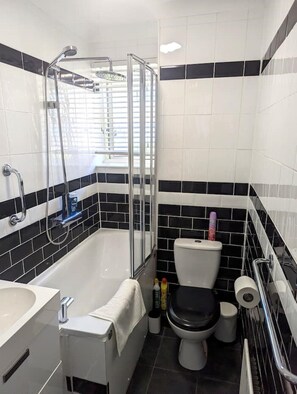 ヘアドライヤー、タオル、石鹸、トイレットペーパー