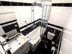 Secador de cabelo, toalhas de banho, sabonete, papel higiênico