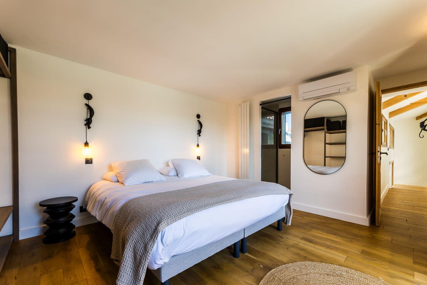 6 bedrooms, iron/ironing board, WiFi