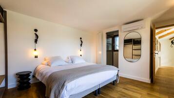 6 bedrooms, iron/ironing board, WiFi