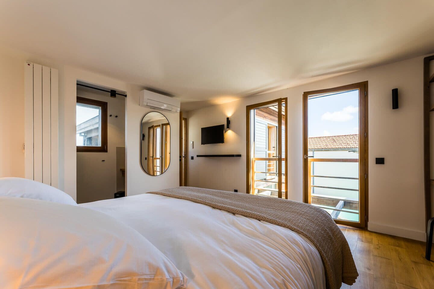 6 bedrooms, iron/ironing board, WiFi