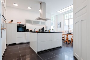 Fridge, oven, stovetop, dishwasher - Wohnung mit Sauna (Osterode am Harz)