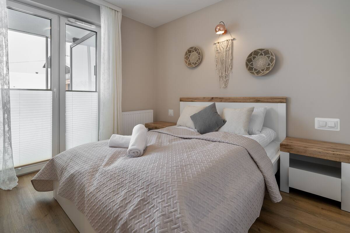 Iron/ironing board, free WiFi, bed sheets