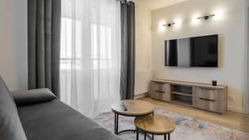 Deluxe-Apartment | Wohnzimmer | 37-Zoll-Flachbildfernseher mit Kabelempfang, Streaming-Dienste