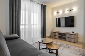 Leilighet – deluxe | Oppholdsrom | En 37-tommers Flatskjerm-TV med kabel-kanaler samt strømmetjenester