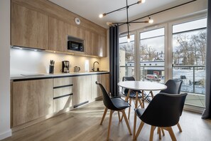 Appartement Classique | Coin cuisine privé | Réfrigérateur, plaque de cuisson