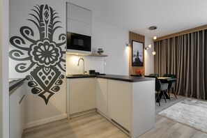 Estudio Confort | Cocineta privada | Refrigerador, parrilla de estufa y utensilios de cocina 
