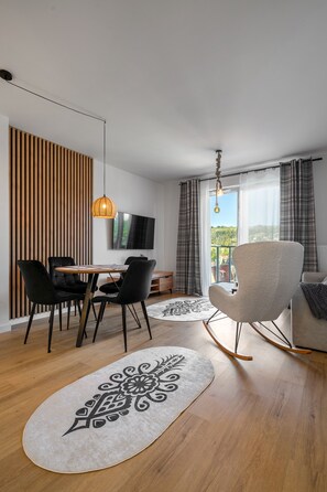 Leilighet – comfort | Oppholdsrom | En 37-tommers Flatskjerm-TV med kabel-kanaler samt strømmetjenester