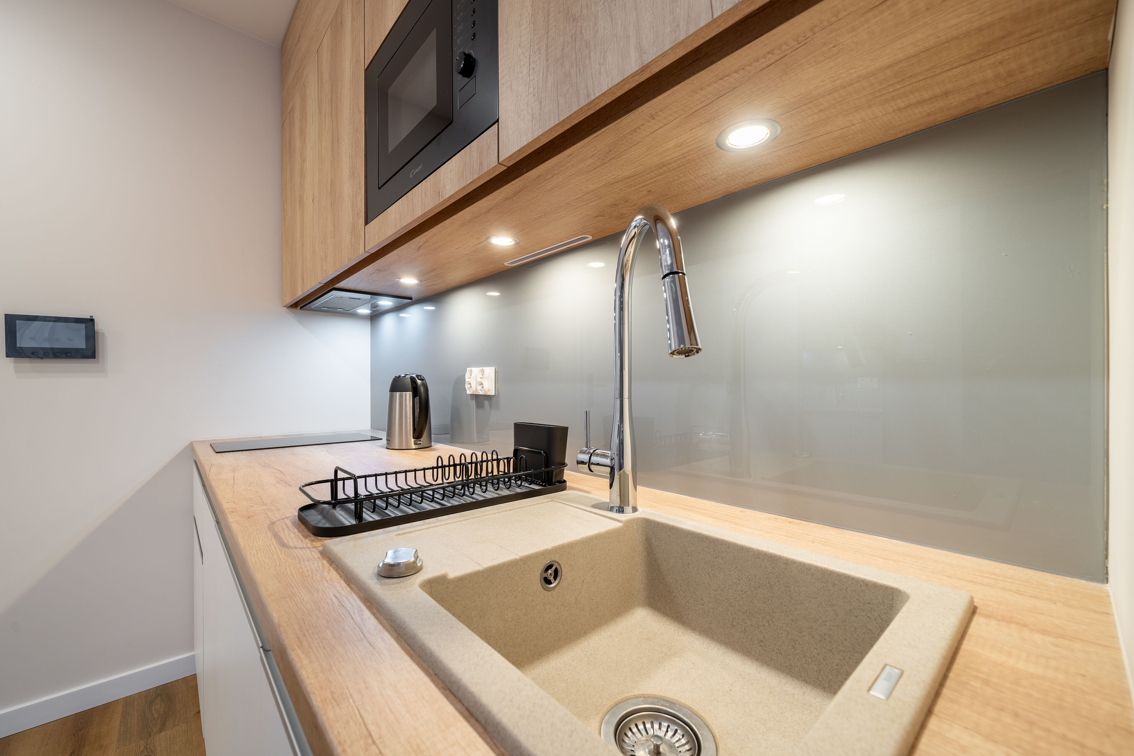 Classic-Studio | Eigene Kochnische | Kühlschrank, Herdplatte, Kochgeschirr/Geschirr/Besteck