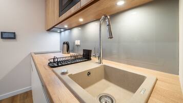 Classic Studio | Private kitchenette | Fridge, stovetop, cookware/dishes/utensils