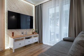 Leilighet – classic | Oppholdsrom | En 37-tommers Flatskjerm-TV med kabel-kanaler samt strømmetjenester