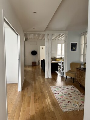 TV - Appartement de Charme Paris Marais (Paris)