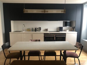 Réfrigérateur, micro-ondes, four, plaque de cuisson