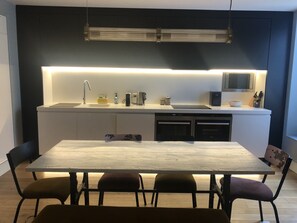 Fridge, microwave, oven, stovetop - Appartement de Charme Paris Marais (Paris)