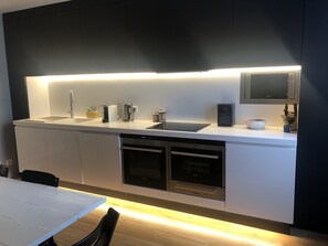 Køleskab, mikrobølgeovn, ovn, kogeplade