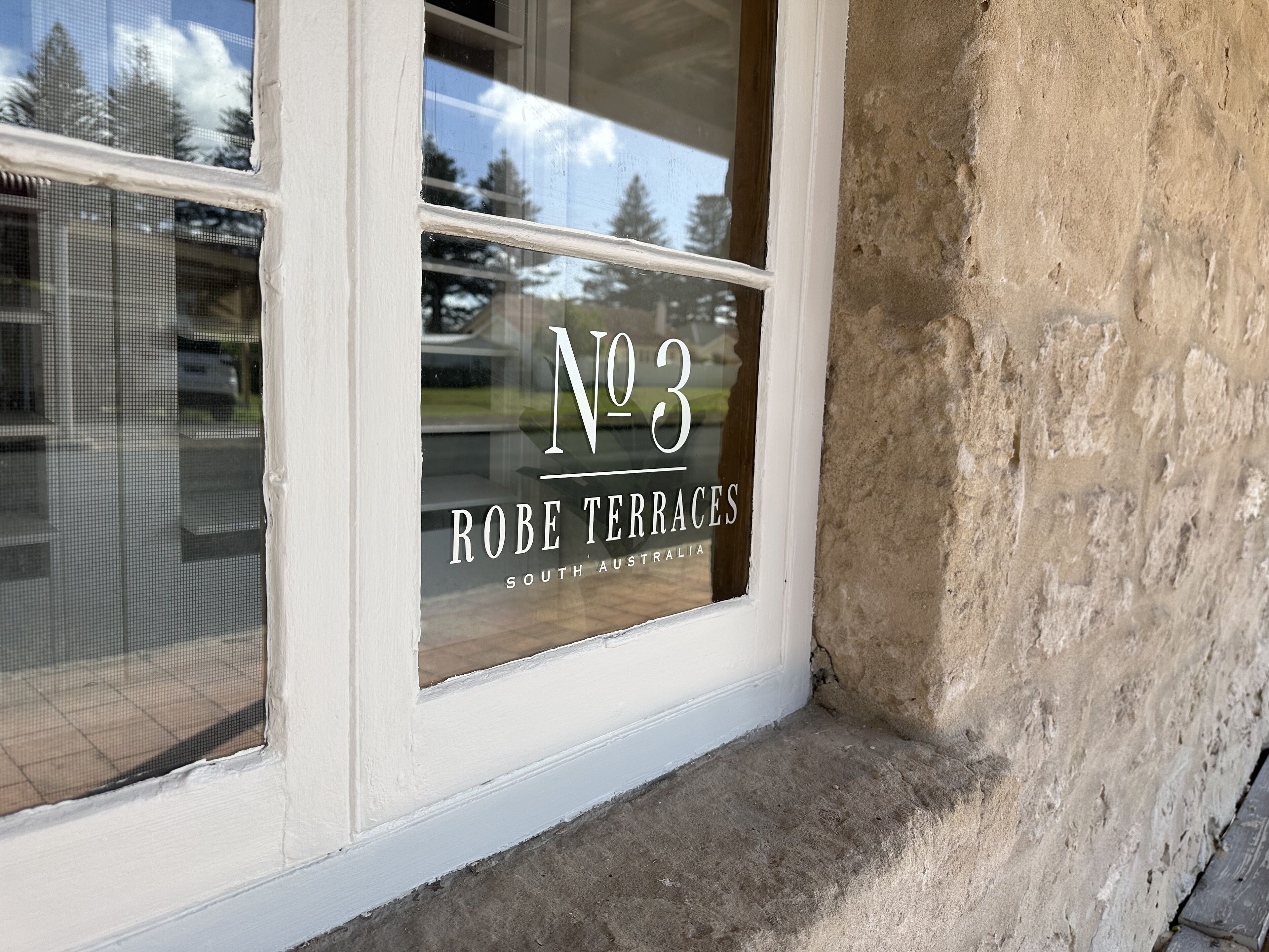 Ein Fenster mit dem Schriftzug "No 3 Robe Terraces South Australia".