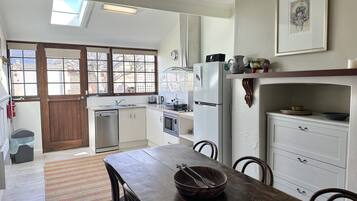 Køleskab, mikrobølgeovn, opvaskemaskine, brødrister