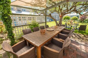 Outdoor dining - Robe Terraces 3 - Located right in the heart of Robe. (Robe)