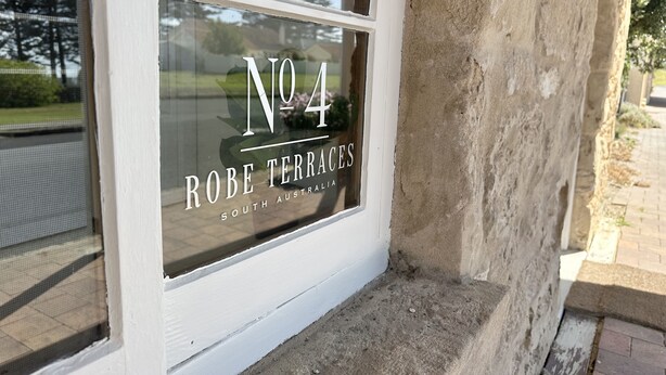 Een raam met de tekst 'No 4 Robe Terraces South Australia', wat een eigendomsnaam aangeeft.
