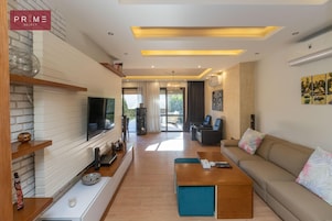 Caja de seguridad en la habitación y tabla de planchar con plancha