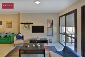 Standard Apartment, 3 Bedrooms | 3 bilik tidur, peti besi dalam bilik, seterika/papan seterika