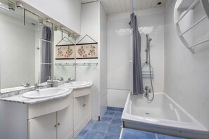 Baignoire, sĂšche-cheveux