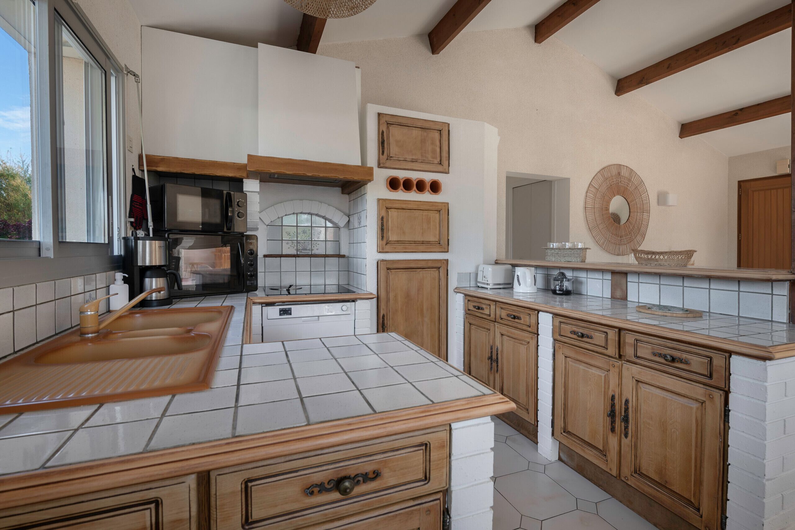 Jääkaappi, mikroaaltouuni, uuni, astianpesukone