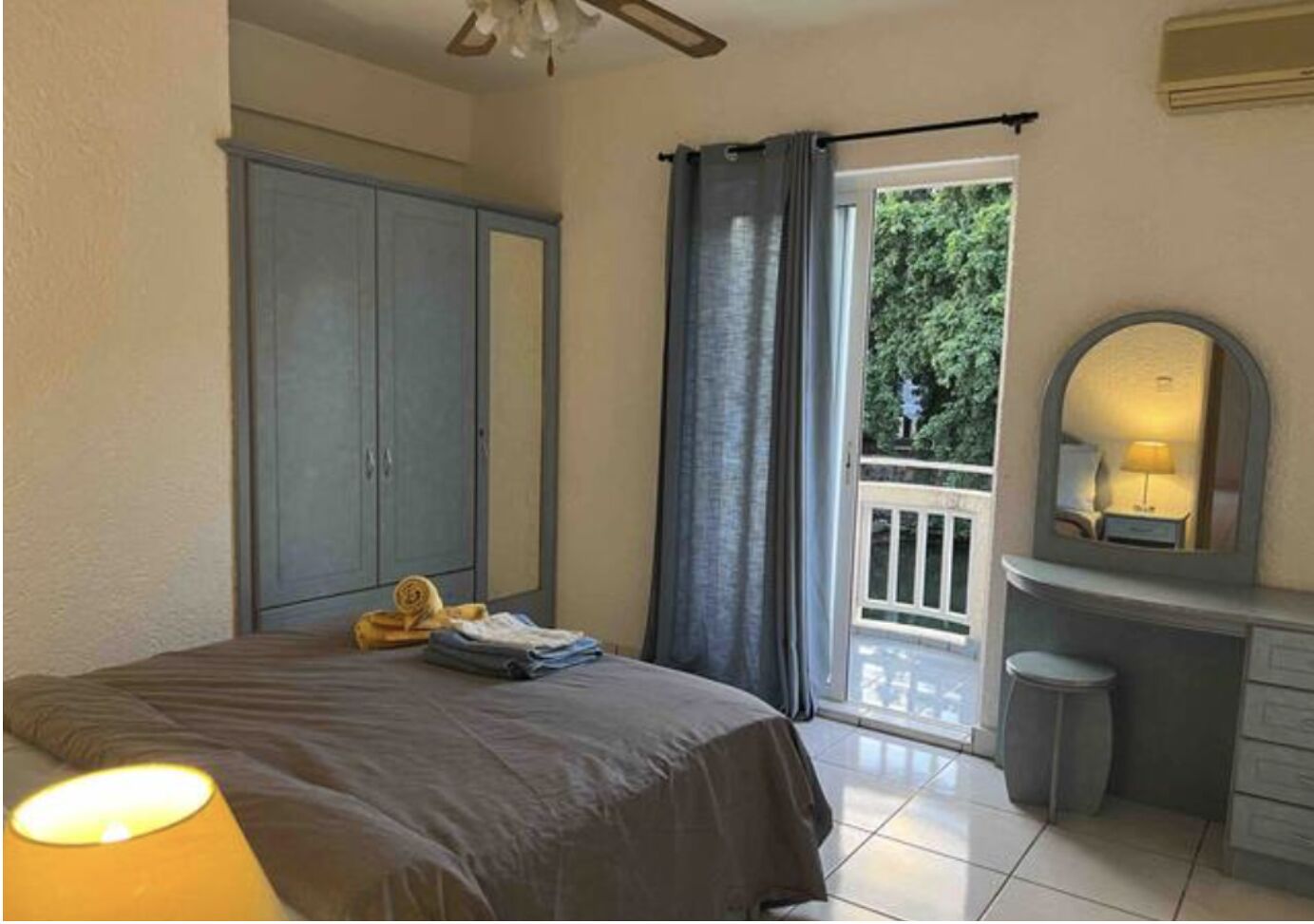 3 habitaciones, tabla de planchar con plancha, wifi y ropa de cama 